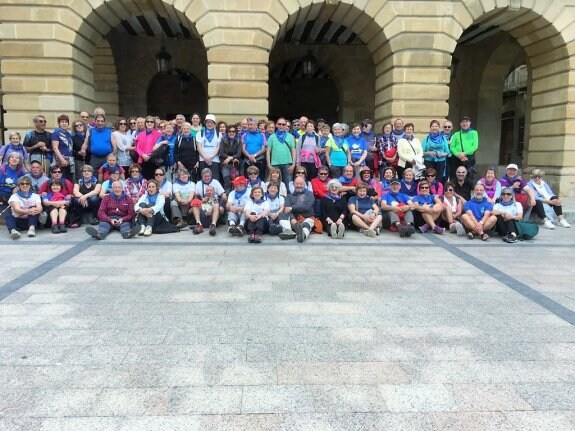 Los miembros de la Asociación de Amigos del Camino de Santiago de Haro-La Rioja Alta posan en la plaza de la Paz. :: 