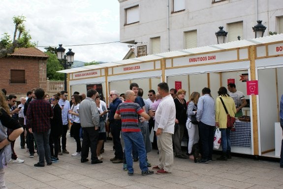 Los puestos de las bodegas y de embutidos estuvieron muy concurridos toda la mañana. :: 