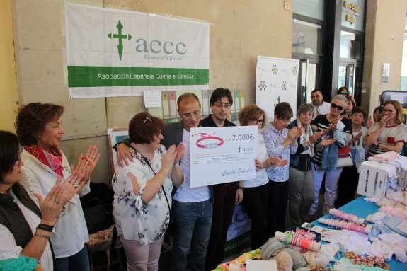 Imagen de la entrega del donativo a la asamblea alfareña de la AECC. :: 