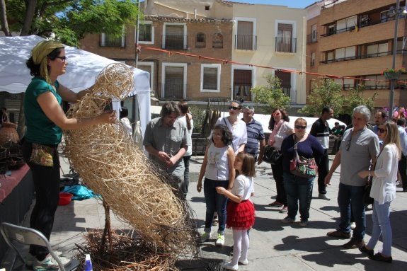 Una artesana del mimbre elaboró una cigüeña en la feria. :: E.P.