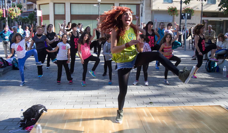 Zumba popular en una calle de Logroño. 