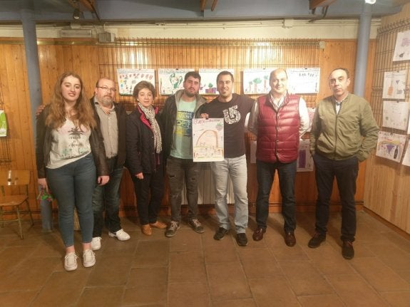 El jurado con el cartel ganador de Amaia Hermosilla. :: 