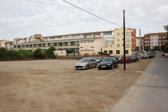 Superficie de aparcamiento con 80 plazas libres. ::