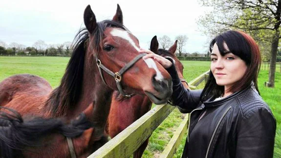  La joven jarrera Alba Moral Ríos posa con uno de los caballos que ve a diario en Navan. :: 