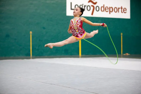 Una escolar, durante la ejecución de su coreografía con la cuerda.  