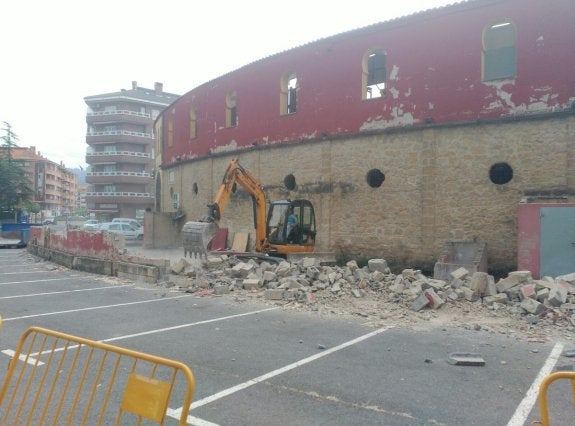 Han dado comienzo las labores de derribo del anexo de la plaza de toros que ocupaba la Escuela Taller. :: 