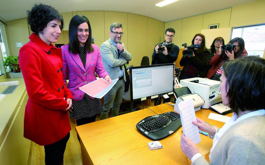 Laura Rivado y Natalia Olarte junto al abogado Javier Crespo en el pasado mes de marzo cuando presentaron la ILP en el Parlamento. 