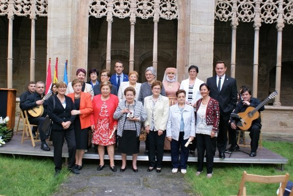 Gran parte de las homenajeadas posan en el Claustro de los Caballeros, junto al alcalde y el concejal de Cultura. :: F. D. 