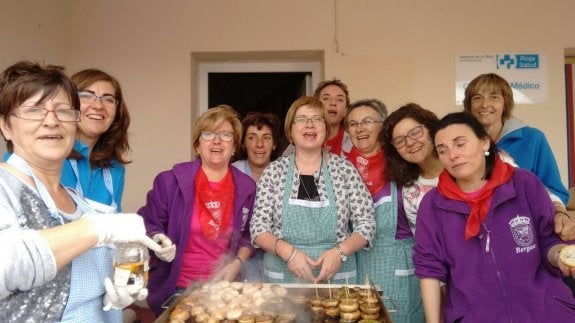 Las mujeres de Bergasa preparando la degustación. :: 