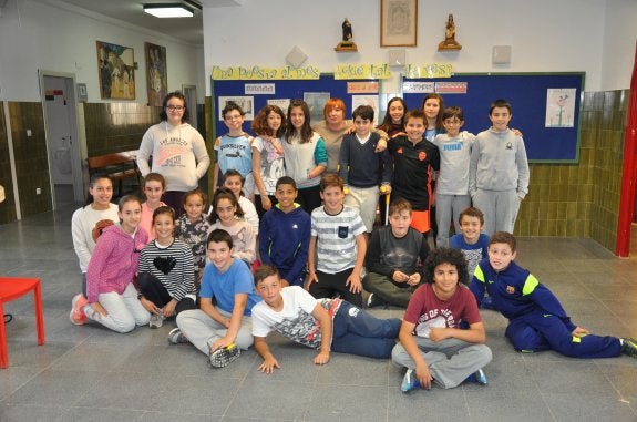 Los alumnos de Nuestra Señora de la Vega que participarán junto a su maestra en el proyecto. :: 