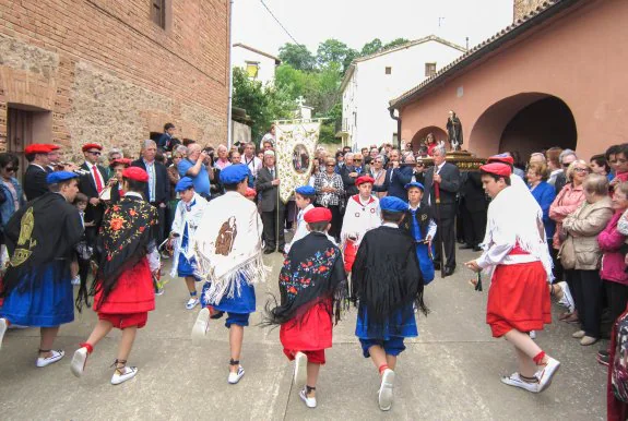 Los danzadores reciben la imagen del Santo tras la misa en la iglesia de Gallinero de Rioja. :: 