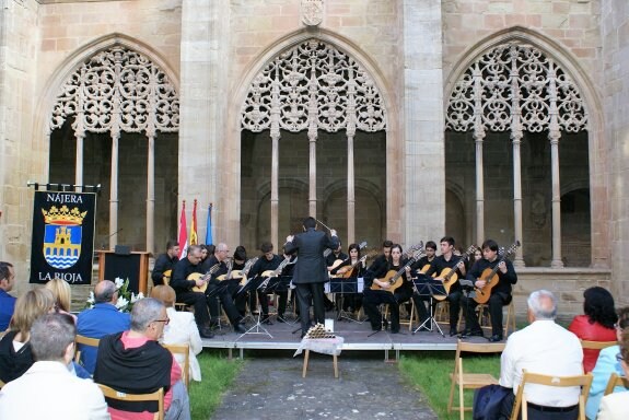 Concierto en el claustro, un recinto con 24 tracerías culminadas con un entramado diferente. :: 