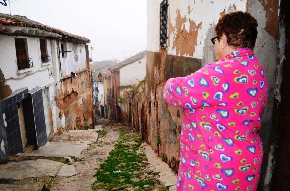 Una vecina observa el lamentable estado de la Cuesta de la Curruca, en el Casco Antiguo de Calahorra, donde este año se registró un muerto en un incendio, sacando a la luz la necesidad de regeneración. :: i. álvarez
