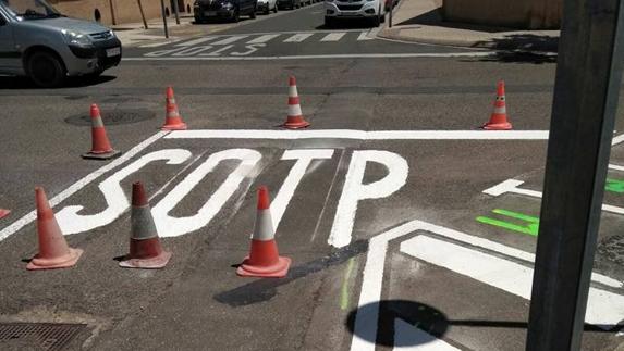 Unos operarios se lían con un STOP en Tudela