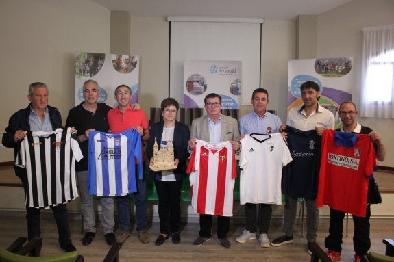 La alcaldesa, Yolanda Preciado, durante la presentación de los talleres y del torneo Copa Rioja en la residencia de la tercera edad. :: 