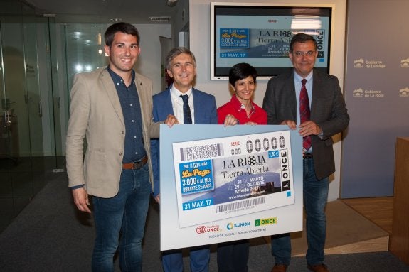 Raúl Domínguez, concejal de Arnedo; Eduardo Rodríguez Osés, director general de Cultura; Estefanía Mirpuri, delegada territorial de la ONCE, y Arturo Colina, director de la Fundación Caja Rioja. :: 