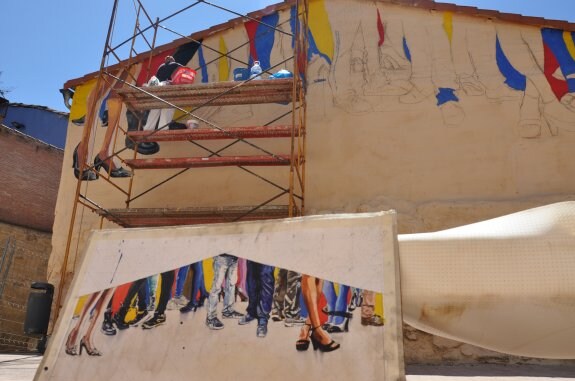 José Uríszar, pintando el mural de tribus urbanas que ambientará la ya plaza de José Ruiz 'El Feo'. :: 