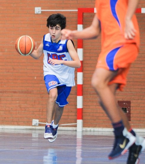 Un jugador inicia el contragolpe desde su propio campo. :: F.D.