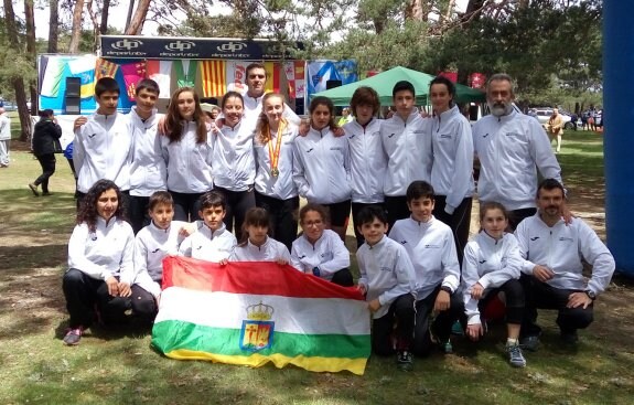 El grupo de riojanos desplazados a Soria, con la bandera; y Gabriela Florez-Estrada, con su medalla. :: L.R.