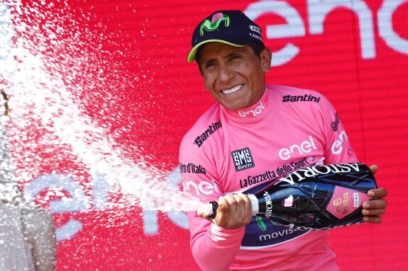 Quintana celebra en el podio la consecución de la 'maglia' rosa a costa de Dumoulin :: afp
