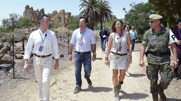 Iker Jiménez y Carmen Porter, en el centro, recorren las ruinas del Palacio de Sisla, dentro de un campo de maniobras militares en Toledo. 