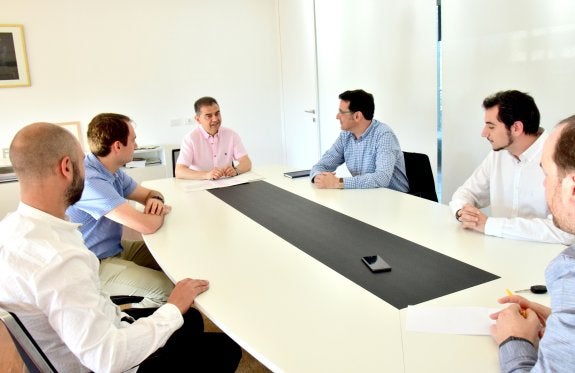 Profesores y alumnos debatieron con Julio Herreros en La Fombera. :: M. herreros