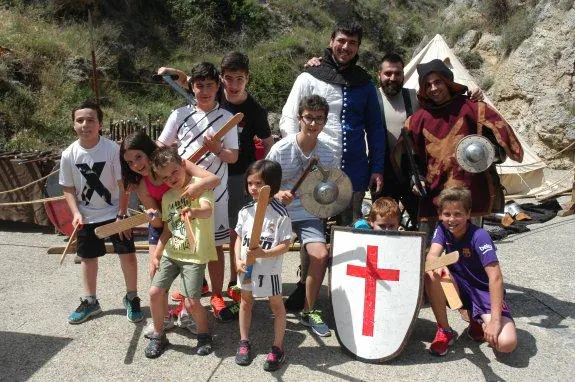En la plaza Miramón los niños disfrutaron con la clase de lucha medieval. :: 