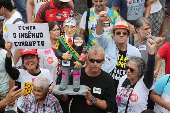 Manifestantes en Río de Janeiro exigen la convocatoria de elecciones anticipadas. :: julio guimaraes / reuters