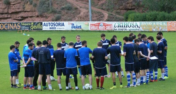 David Martínez habla con sus jugadores el inicio de una sesión. :: 