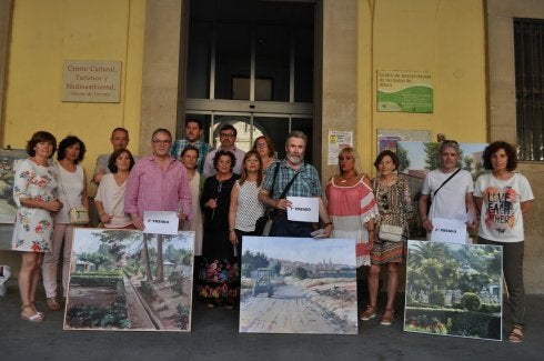 Los pintores junto a sus obras. 