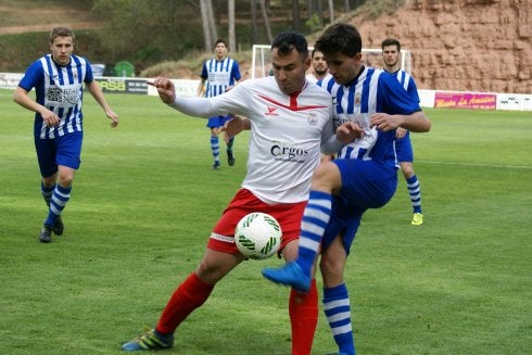 Iván Rojo disputa un balón a un jugador del San Marcial. ::