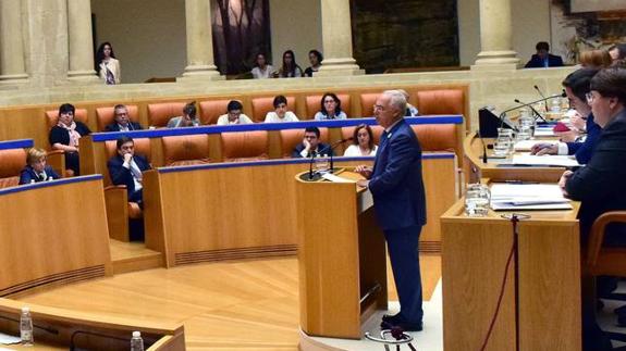 Sanz no estuvo presente en el debate sobre los senadores autonómicos. 