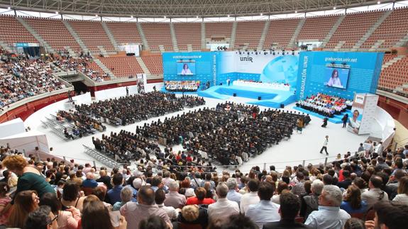 Multitudinaria fiesta de graduación de la UNIR