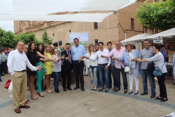 Autoridades e invitados brindando tras la inauguración de la feria. :: M.F.