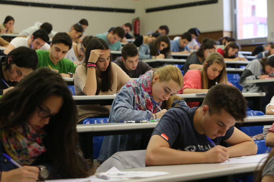 Alumnos examinándose de Selectividad en un curso anterior. 