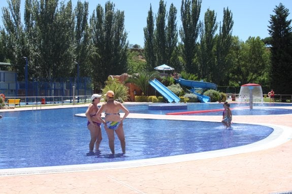 Imagen de archivo de la piscina municipal de los toboganes y tubos en la temporada del 2016. :: 