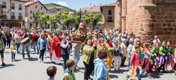 Procesión de Santa Bárbara celebrada ayer alrededor de la iglesia de Santa María la Mayor. :: 