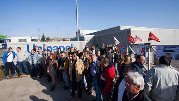 Protesta de los trabajadores de Unipapel en la puerta de la fábrica. 