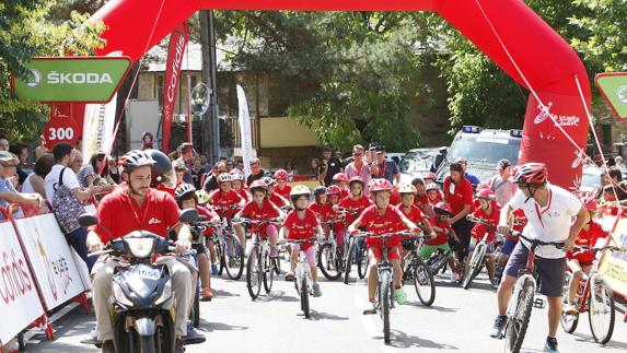 Escolares toman la salida en la edición del año pasado. 