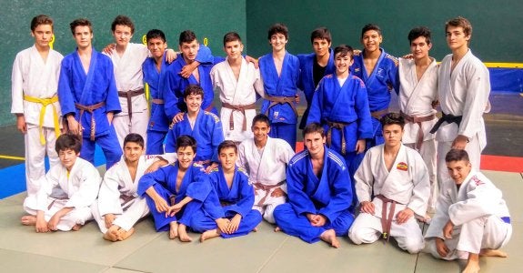 Grupo de participantes infantiles y cadetes en la jornada final del Adarraga. :: L.r.