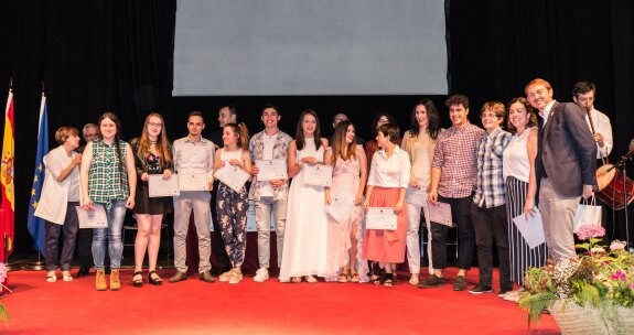 Algunos de los alumnos de la Escuela de Hostelería y Turismo que se graduaron ayer. :: 