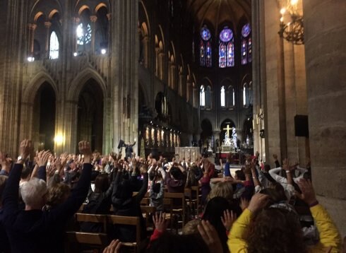 Manos arriba por orden policial, el martes en Notre Dame. :: AFP