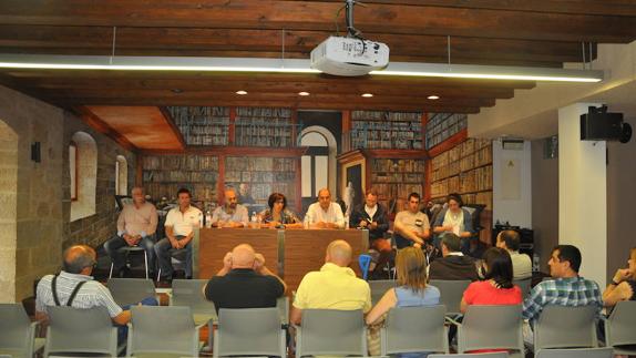 Una quincena de asistentes acudió a la exposición del balance de dos años de gestión. 