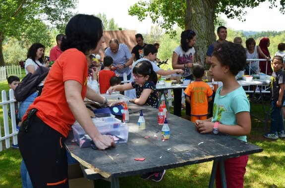 Los más pequeños disfrutaron de juegos, talleres e hinchables en el parque del Cidacos.