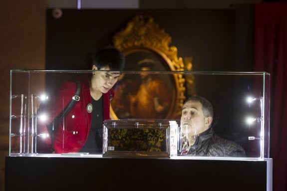 Reliquias. Arqueta con las reliquias de los cráneos de los santos Cosme y Damián, cedida por el monasterio de las Descalzas Reales de Madrid. :: 