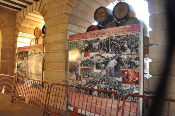 Mural de fotografías en los soportales del Ayuntamiento. :: 
