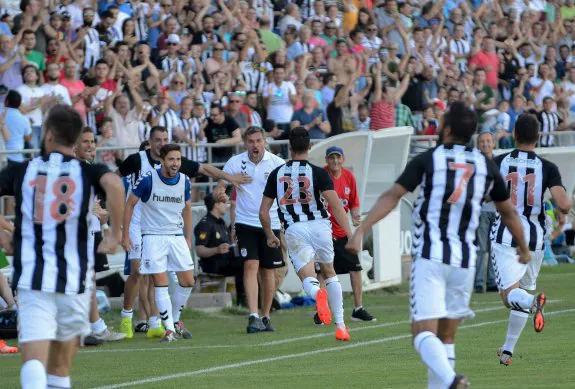 Los jugadores del Badajoz celebran uno de los dos goles anotados ante el Antequera. :: 