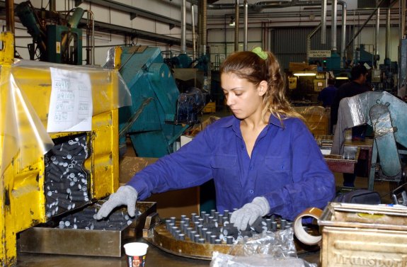 Trabajadora en una fábrica riojana. :: e. del río