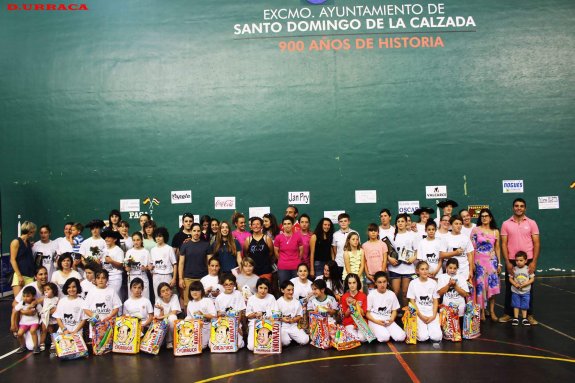 Foto de familia de las participantes en el torneo que concluyó en el frontón de la localidad calceatense. :: d. urraca