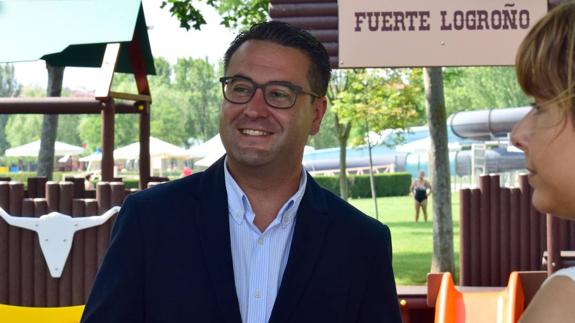 Merino ha presentado la temporada de las piscinas municipales. M.H.